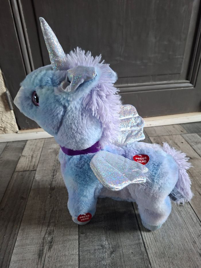 Peluche licorne qui marche