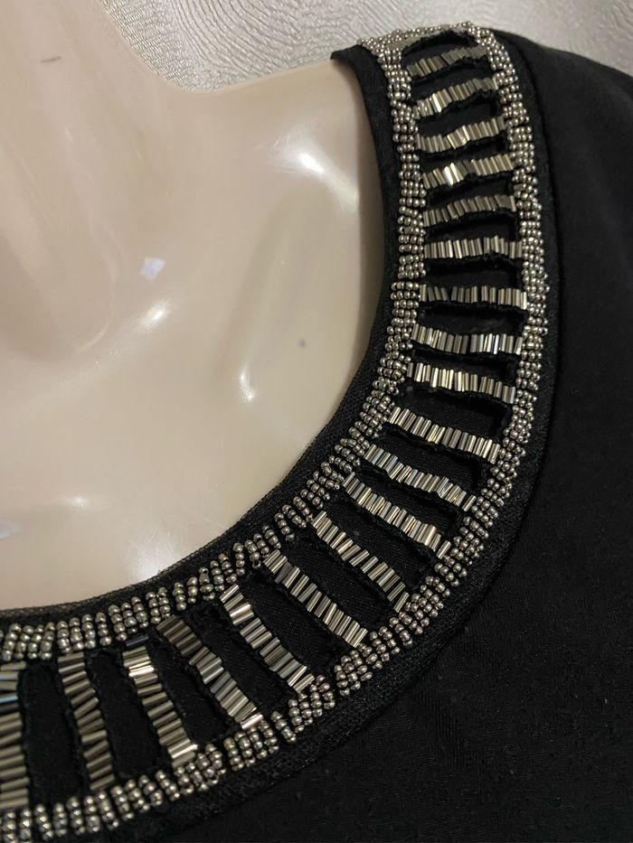 Magnifique robe perles sur l’encolure taille 4 modèle déposé - photo numéro 2