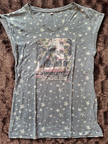 T-shirt bleu avec imprimé, un basique à ne pas manquer pour un look décontracté