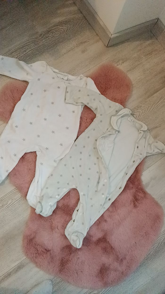 Deux pyjamas et un t shirt