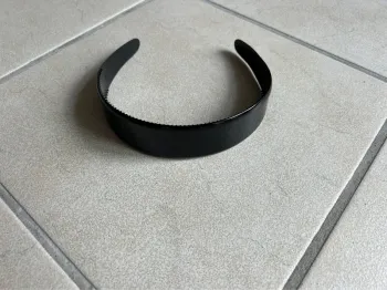 Serre-tête simple noir en plastique