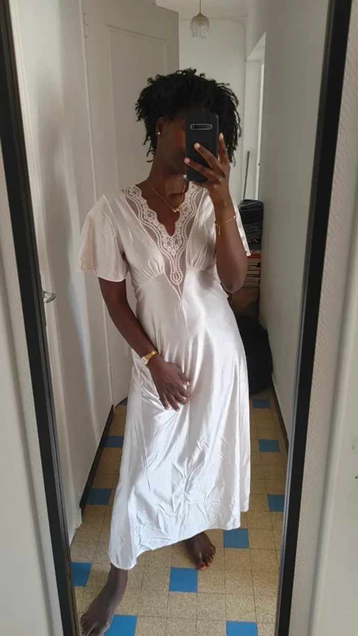Robe de chambre chemise de nuit vêtements d'intérieur vintage dentelle décolleté cintrée longue