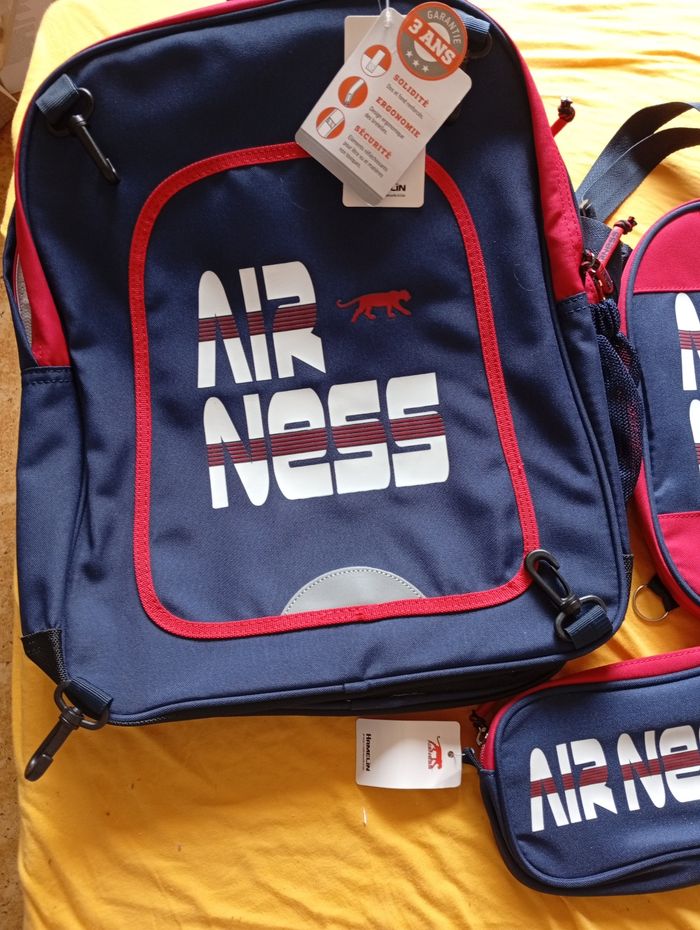 Lot de 3 articles airness neufs à 45€ comportant :
1 sac à dos
1 pochette pour les sorties scolaires 
1 trousse
Avec le code 
PEPITE20
Le lot passe à 36€ - photo numéro 2
