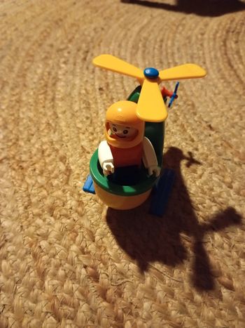 Figurine et hélicoptère