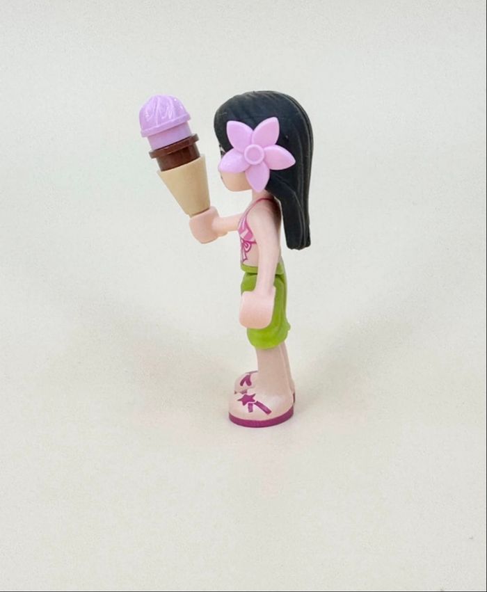 Lego Figurines Friends : Martina mange une glace fraise / chocolat - photo numéro 3