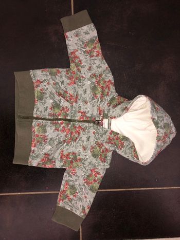 Gilet capuche fleurs kaki 