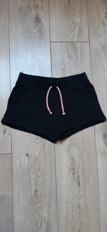Short en molleton C&A 146 cm / 11 ans en très bon état