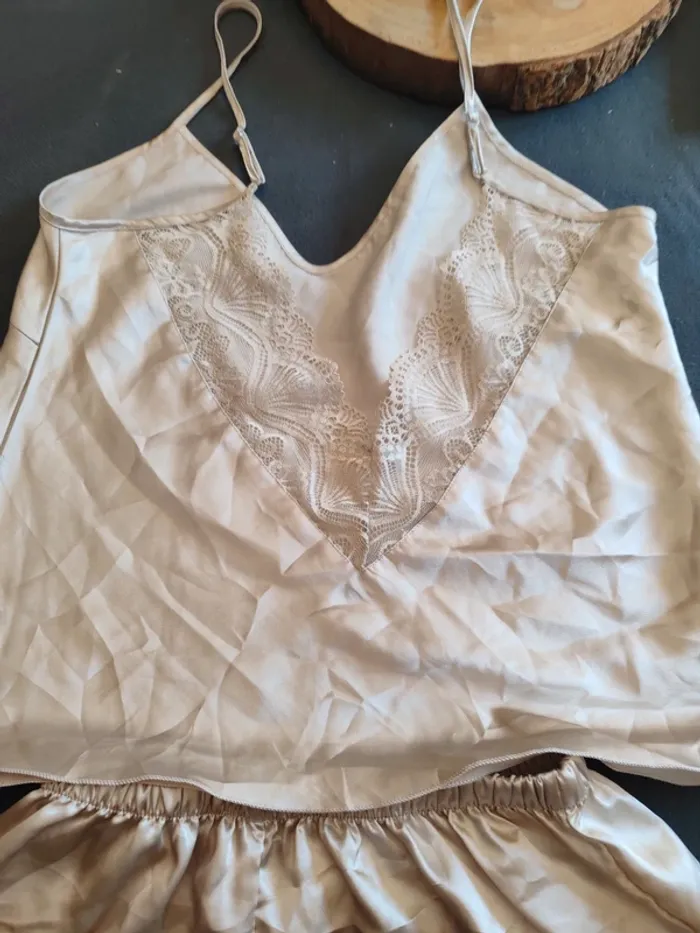 Ensemble de pyjama satinée taille s - photo numéro 2