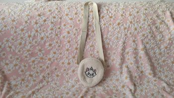 Joli petit sac blanc en tissus tres doux Marie aristochats Disney
Fermeture par zip
Très jolie tirette en forme du nœud que marie a dans les cheveux 
Bandoulière réglable 
Disney classique 
tbe