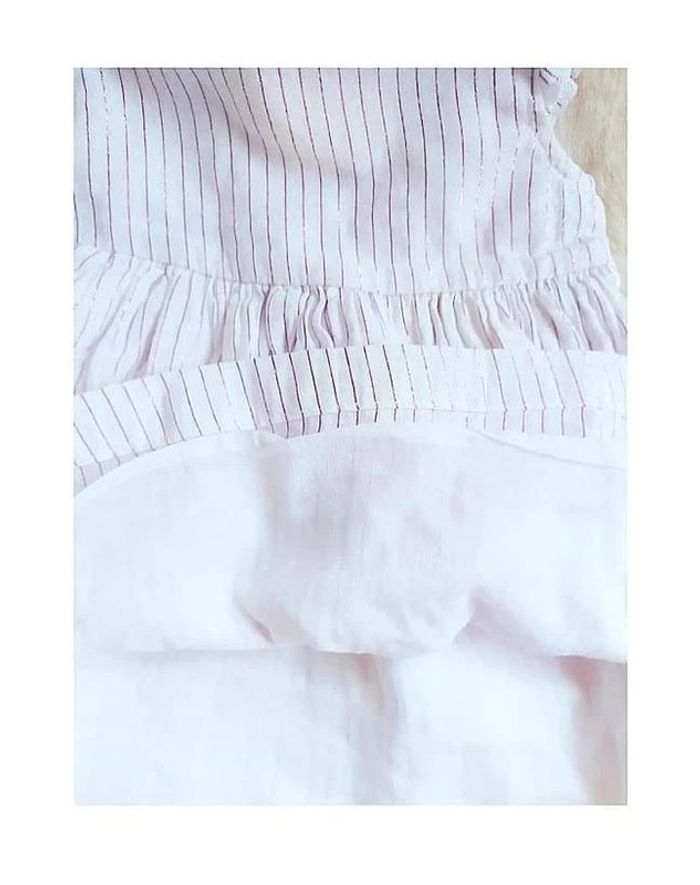 Robe vintage chic bébé fille en coton fin, fines rayures verticales rose foncé pailleté - photo numéro 4