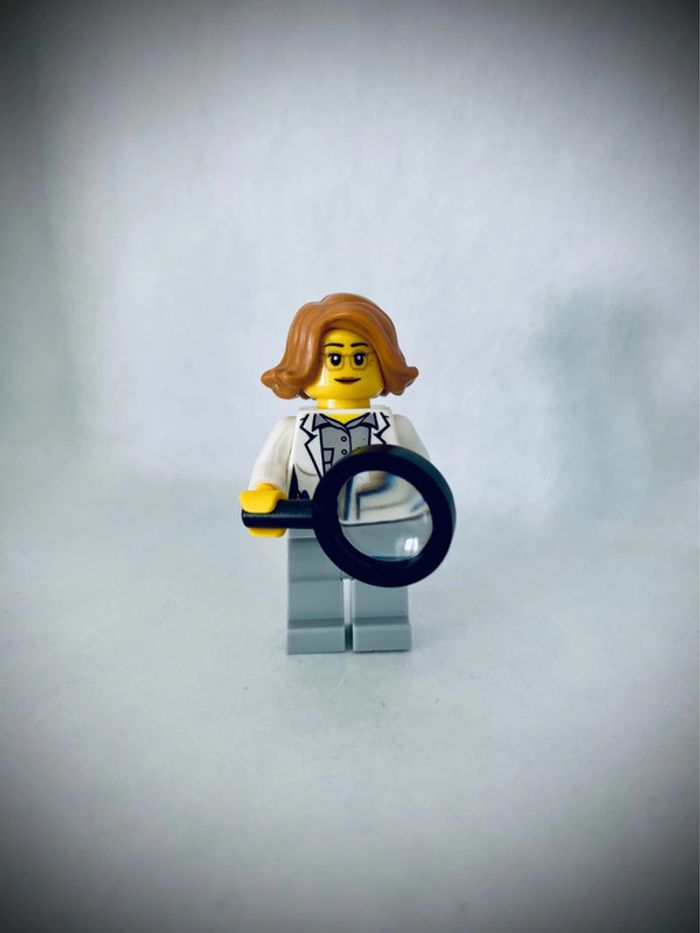 Minifigurine LEGO City cty1035 - Femme Scientifique - Très bon état - photo numéro 3