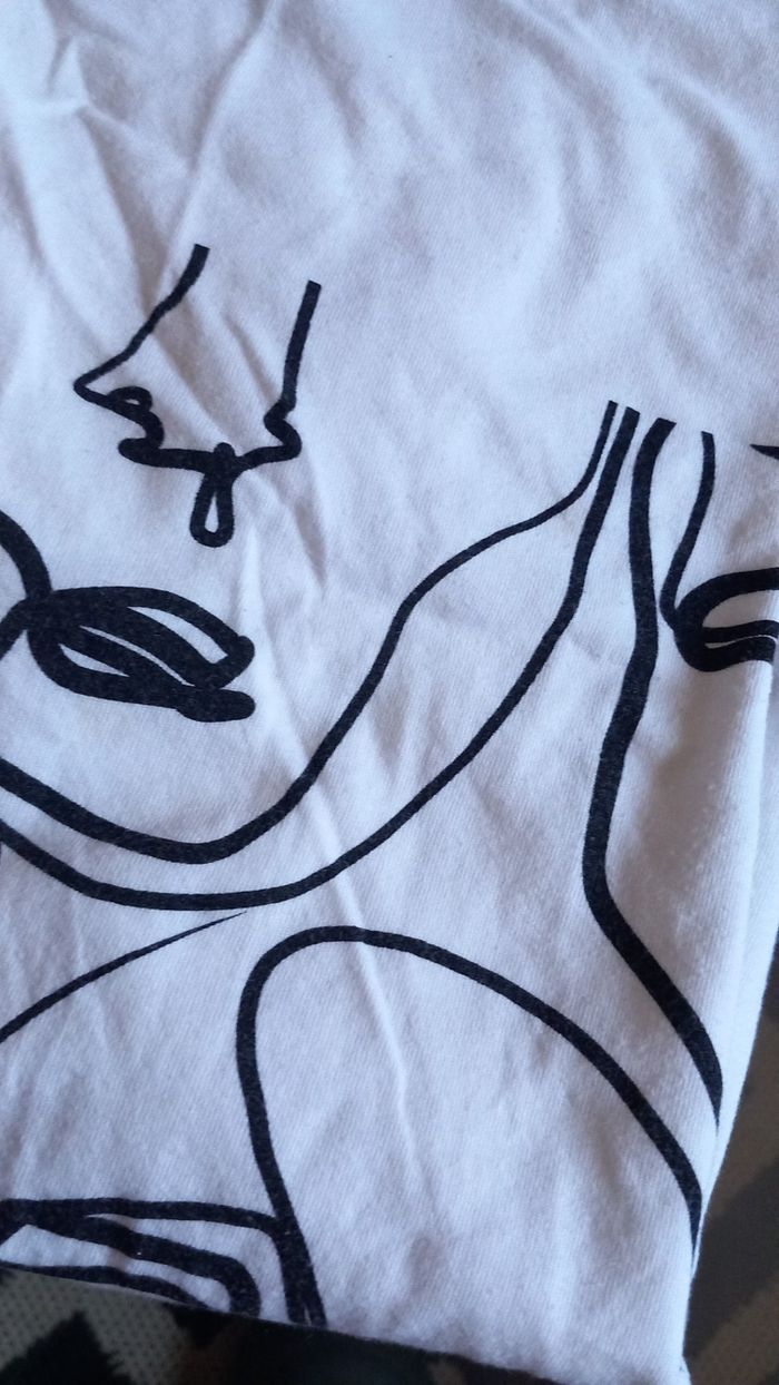 T-shirt blanc motif visages dessin linéaire - photo numéro 3