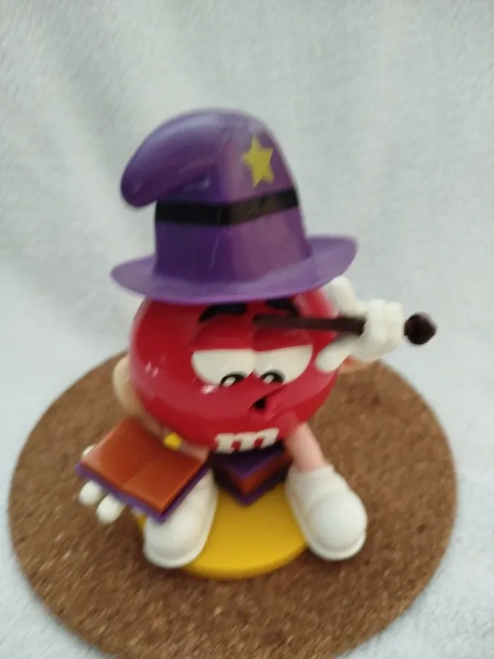 Figurine M&M's rouge - photo numéro 2