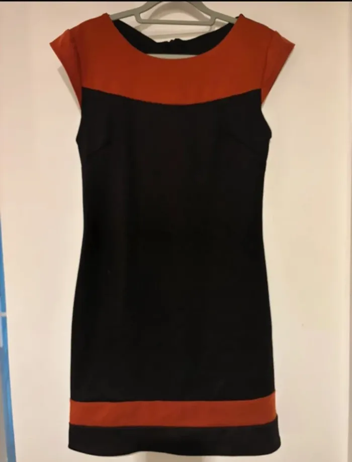 Robe noire et rouge élégante – taille L