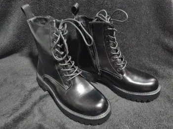 Paire De Bottines Noires