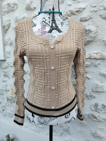 Joli pull fin femme taille M très bon état