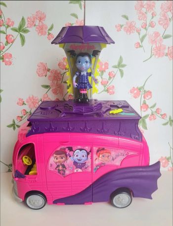 Magnifique Bus Vampirina Rock Disney avec sa petite poupée,  le bus fait de la musique et lumières. Très bon état servi deux fois !  Vampirina Disney
