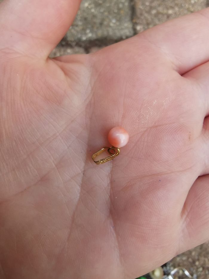 Pendentif Bee perle de corail sur le support doré - photo numéro 2