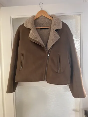 Veste manteau aviateur effet daim et moumoute Sherpa beige marron Zara