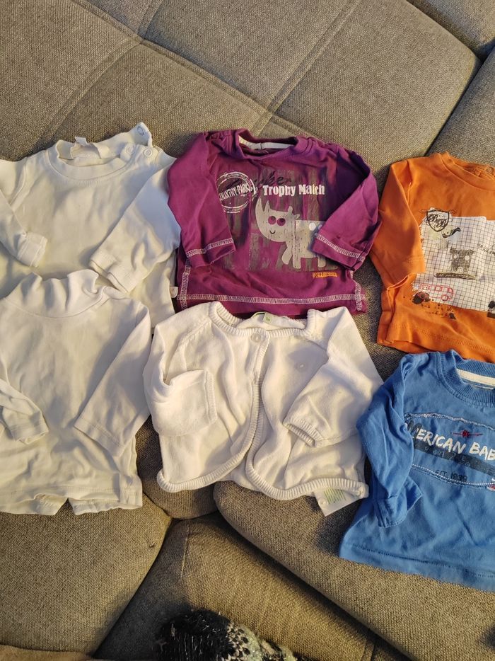 Lot t-shirts et chemises bébé 1 mois - photo numéro 2