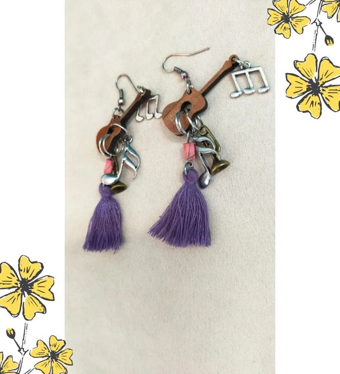 Boucles d’oreilles thème musique – guitare, notes & pompon violet – Collection Reflets de Lavande - photo numéro 3