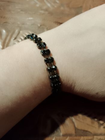bracelet en métal et strass noirs.