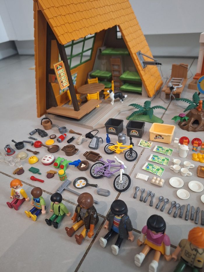 Lot playmobil camping avec chalet, feux de camps qui s'allument ( les 2 fonctionnent), tentes, arbres, nombreux accessoires et personnages - photo numéro 3
