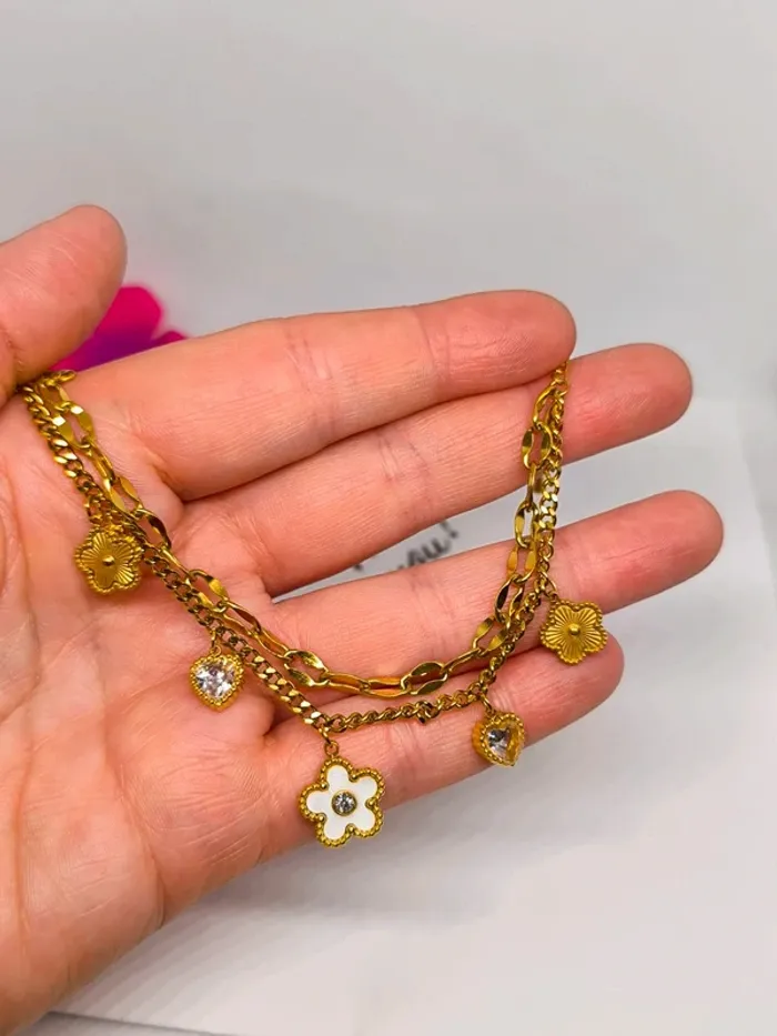 Bracelet doré et blanc nacré avec coeurs et fleurs - photo numéro 4