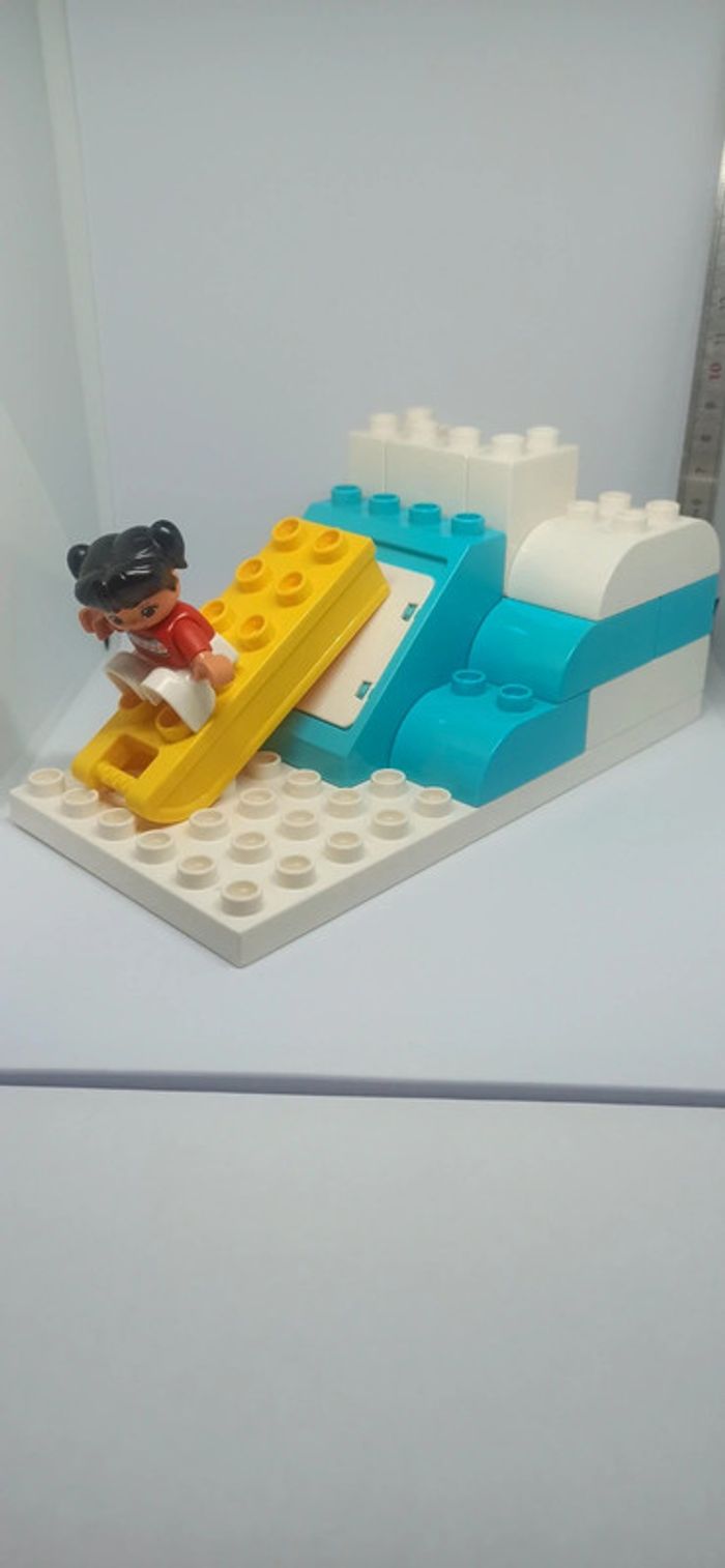 Décor paysage de neige avec luge et enfant lego duplo