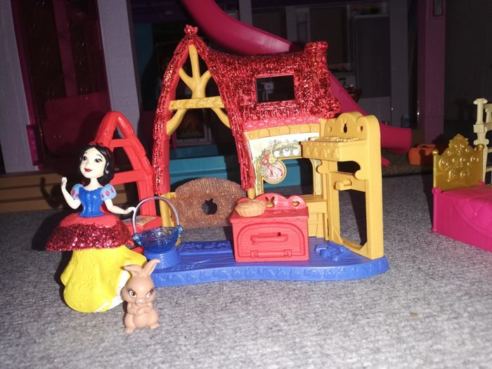 Maison blanche neige et accessoires