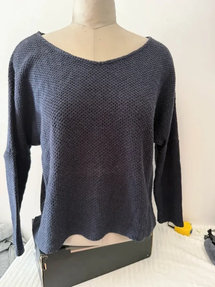 Pull léger texturé bleu marine – Taille estimée : M/L 🧵