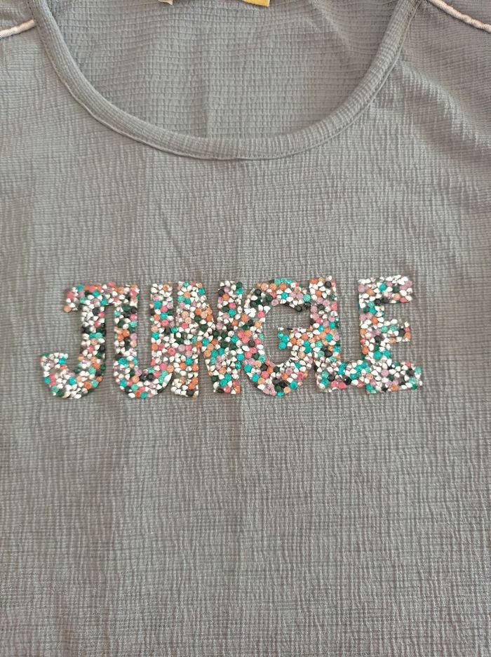 Petit pull sans manches couleur kaki voir photos taille 10 ans avec inscription devant voir photos - photo numéro 4