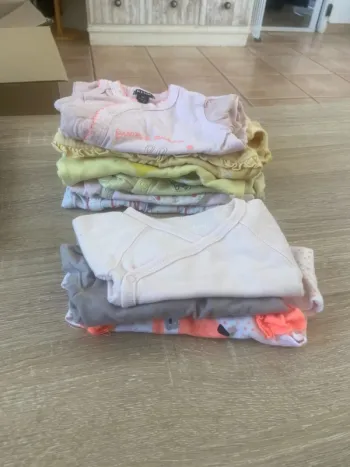 Lot fille 1 mois (9 pièces)