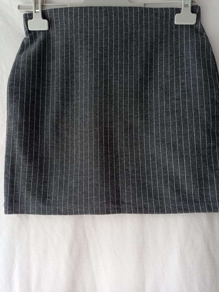 JUPE BERSHKA grise et rayée blanche. - photo numéro 2