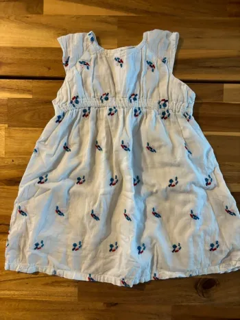 Robe sans manches blanches à petites fleurs