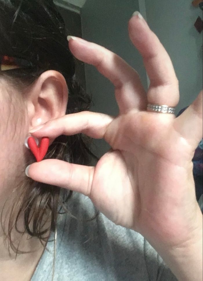 Petites boucles d’oreilles pour NEUVES femme, en forme de cœurs ♥️ couleur rouge - photo numéro 2