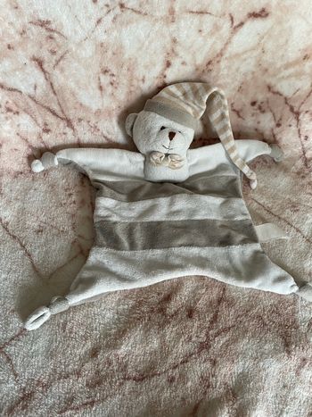 Doudou plat ours blanc marron rayé bonnet Crédit Mutuel MGM Dodo D’amour