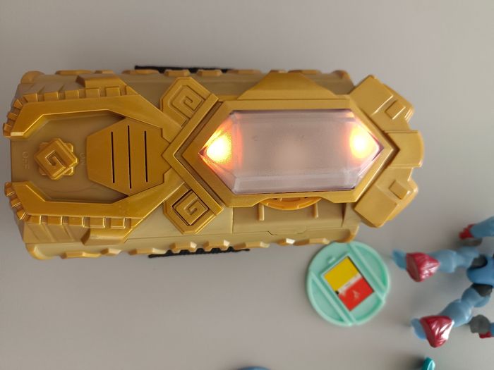 Bracelet Gormiti lumineux et sonore et 2 figurines articulées - photo numéro 5