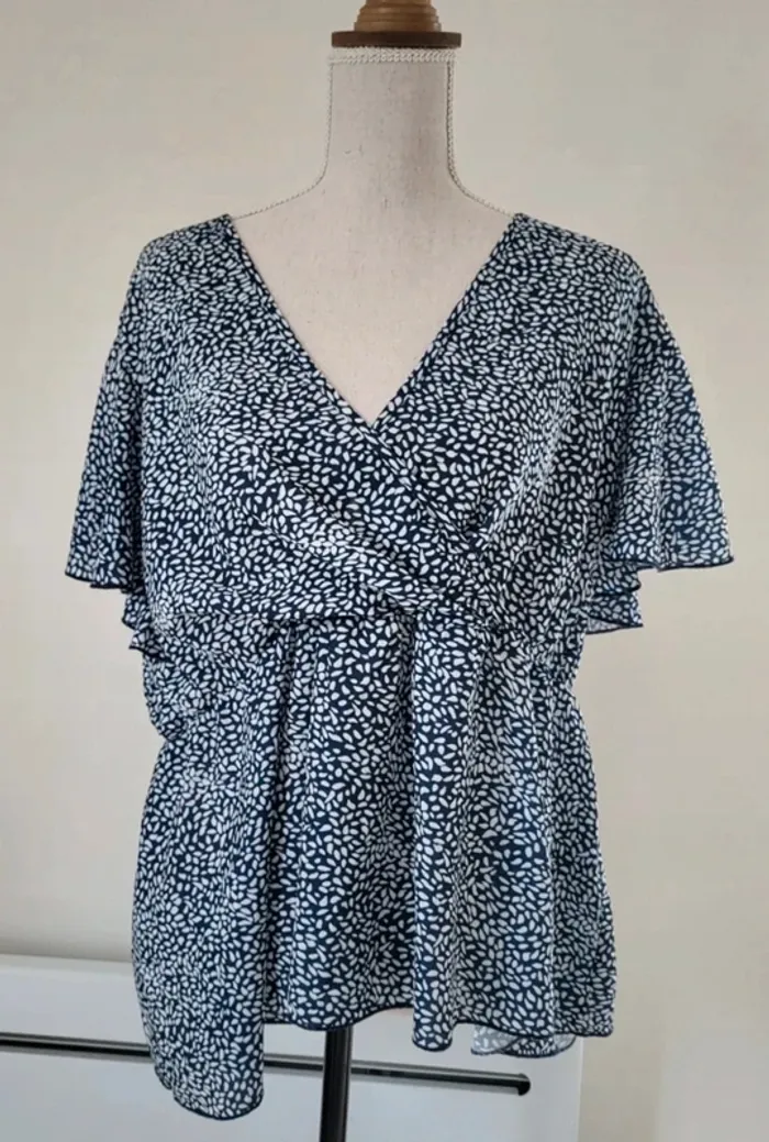 Blouse manches courtes bleue marine et blanche Shein Curve Taille 3XL ou 46