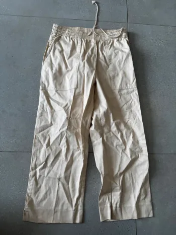 Pantalon beige Damart, taille 36, bon état mais il y a une trace