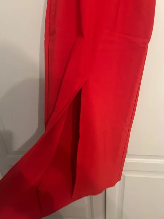 Robe longue rouge avec fente à l’arrivée - photo numéro 5