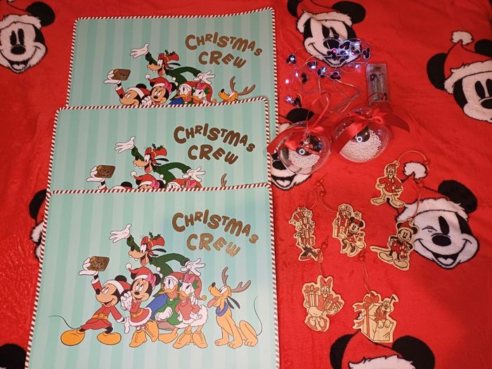 🧸Lots de plusieurs décoration de Noël Disney set de table, boule, décoration et une guirlande lumineuse