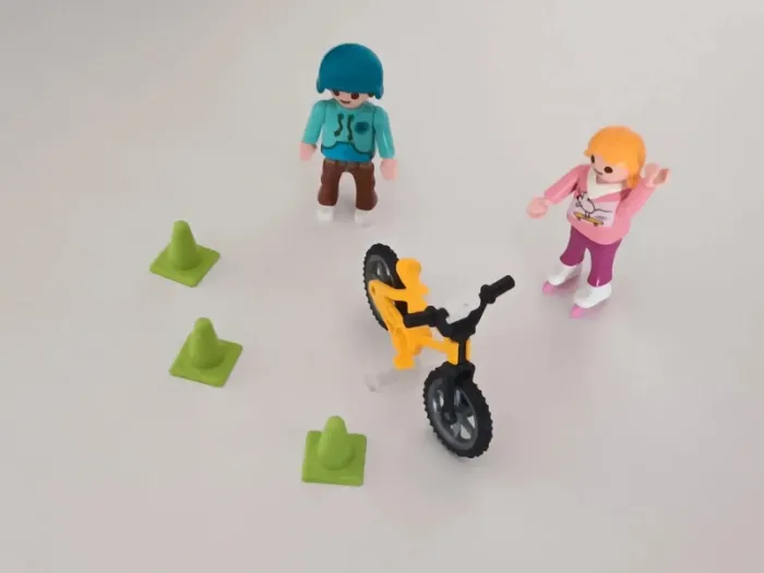 Enfants qui jouent playmobil - photo numéro 4