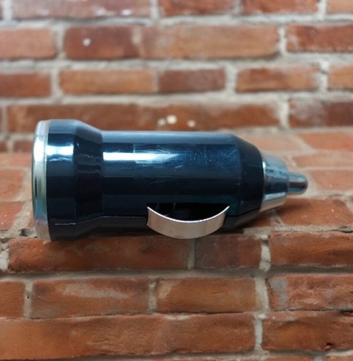 Chargeur USB pour voiture allume cigare - photo numéro 1
