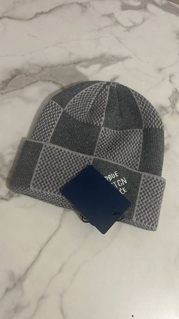 Bonnet LV gris neuf
