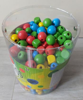 Seau de perles en bois