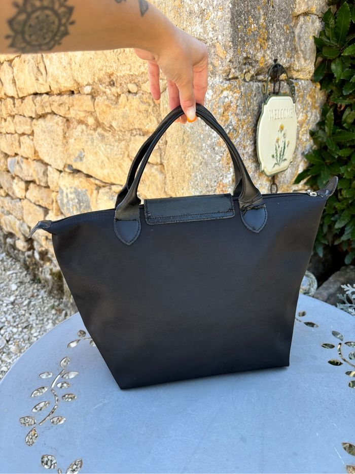 Longchamp Le Pliage M noir – porté main – cuir verni noir – authentique - photo numéro 3