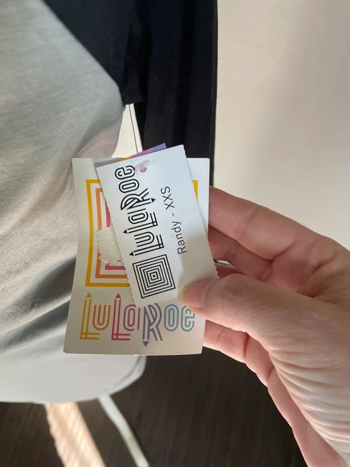 T-shirt noir et gris TXXS Lularoe Neuf avec étiquette - photo numéro 2