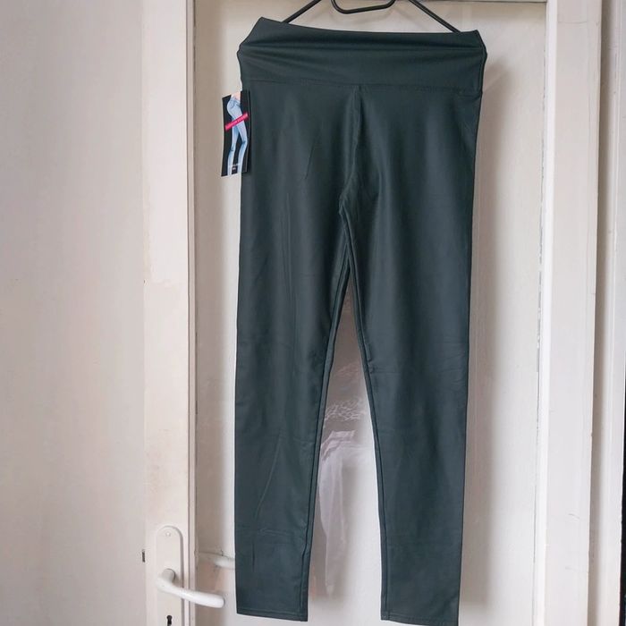 Magnifique pantalon vert foncé taille M neuf