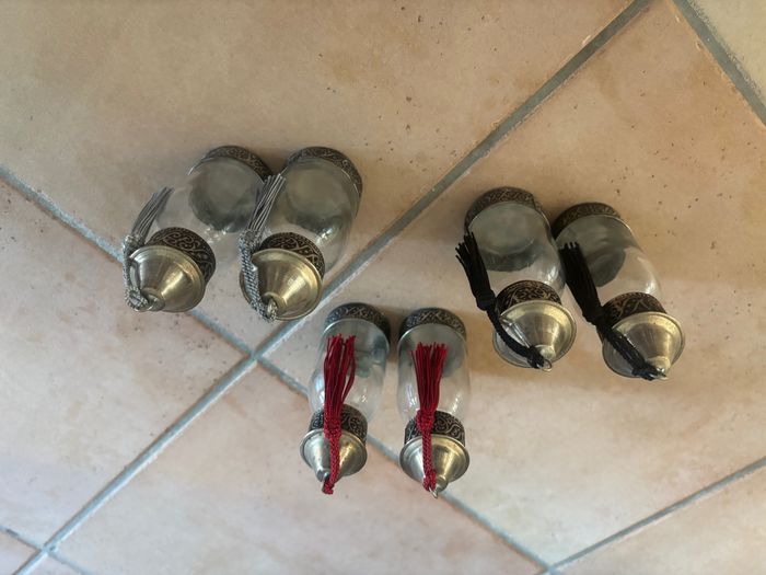 6 flacons en verre à bouchons avec métal